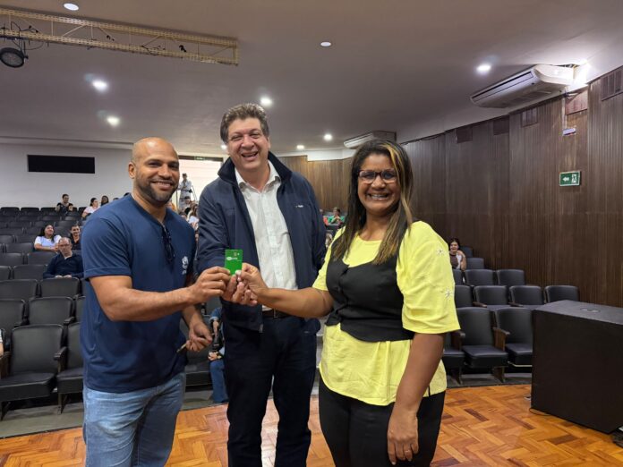 Cornélio Procópio distribui R$ 1,5 milhão em cartões alimentação para 1.500 servidores