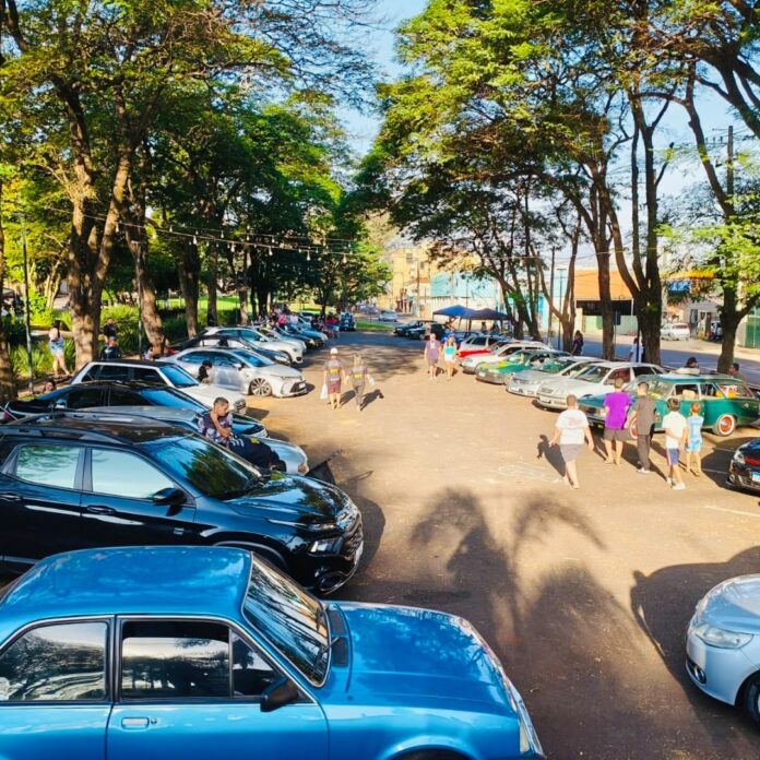 Encontro de carros rebaixados arrecada alimentos em Cornélio Procópio