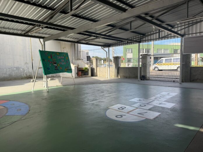 Escola Municipal Professor Serapião ganha piso novo e pintura lúdica no pátio