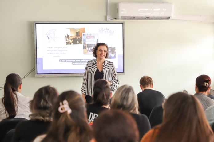 Mais de 20 mil professores de Curitiba participam de curso sobre saúde vocal