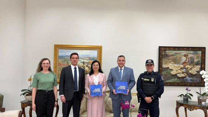 Guarda Municipal de Curitiba completa 40 anos com livro na biblioteca do Tribunal de Justiça