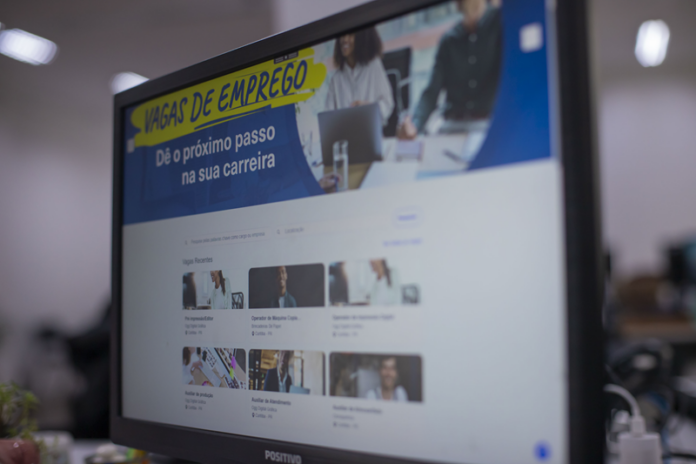 Emprega Curitiba tem vagas de sushiman, costureira e expedidor