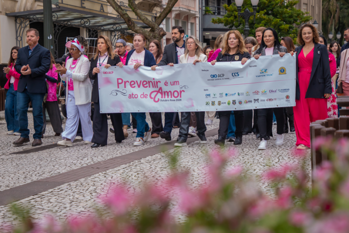 Curitiba realiza caminhada do Outubro Rosa na Rua XV com testes de HIV e orientações de saúde