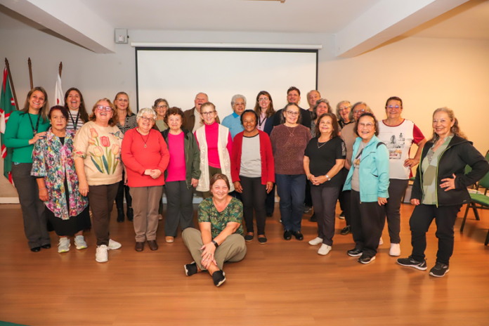 Servidores aposentados de Curitiba discutem tecnologia e convivência entre gerações