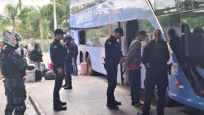 Homem procurado por homicídio é preso na rodoviária de Curitiba