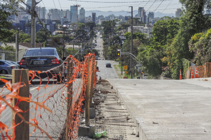 Rua Roberto Barrozo fecha duas quadras para avanço do Novo Inter 2 em Curitiba