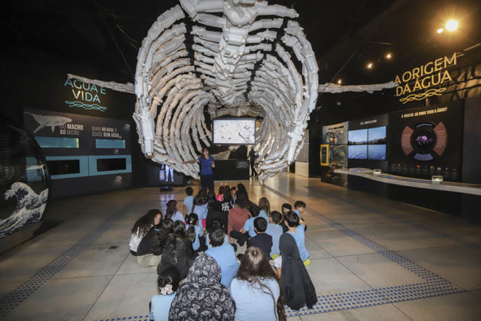 Escola de Curitiba visita museu e aprende sobre plástico nos oceanos