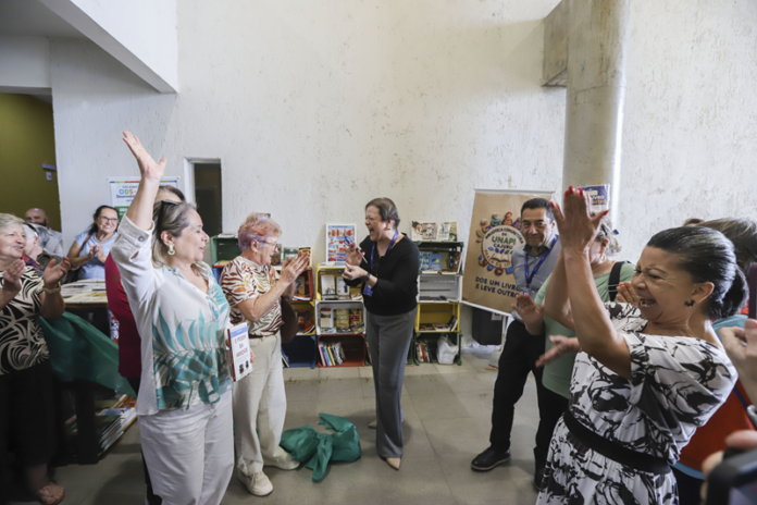 Biblioteca de livros usados abre no Cajuru sem bibliotecário, alunos 60+ gerenciam acervo