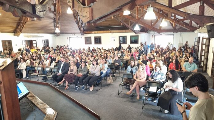 Seminário em Curitiba reúne 326 profissionais para debater atendimento a crianças neurodivergentes