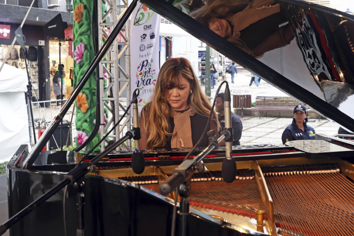 Piano de cauda abre para músicos amadores tocar na Rua XV durante Festival da Primavera