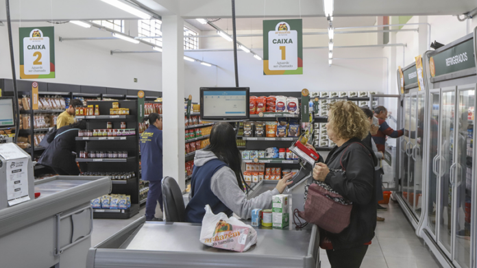 Quatro produtos essenciais saem por menos de R$ 25 nos Armazéns da Família em Curitiba