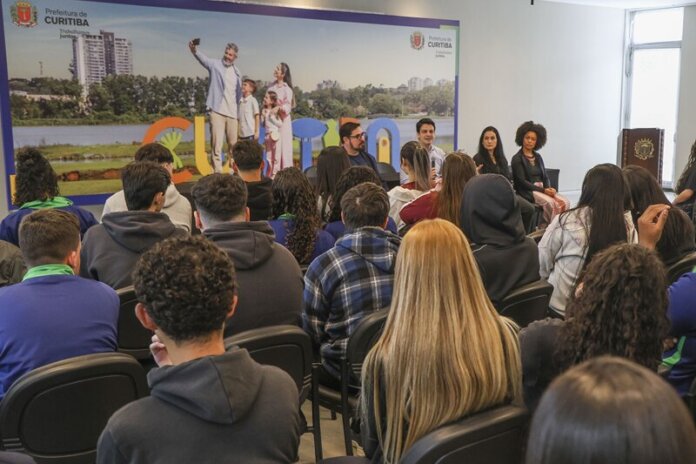 Prefeito de Curitiba recebe alunos de administração e fala sobre educação, saúde e transporte