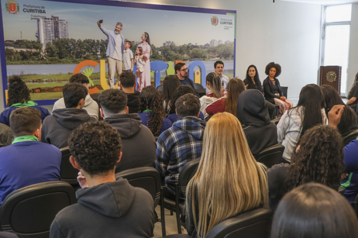 Prefeito de Curitiba recebe alunos de administração e fala sobre educação, saúde e transporte