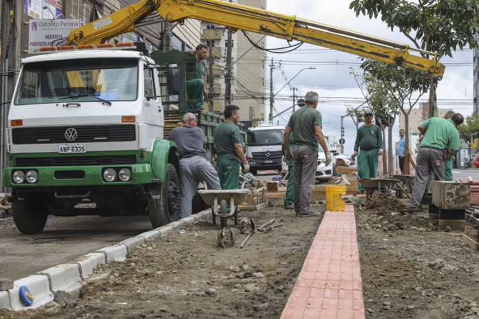 Estação-tubo Holanda ganha calçadas novas e ciclovia no Bacacheri