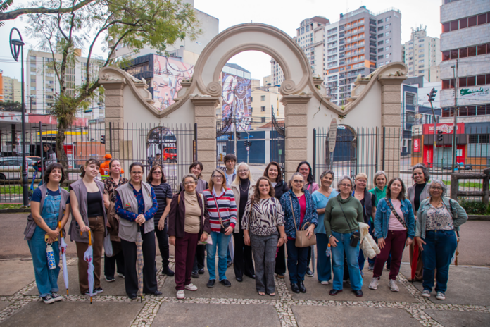 Aposentados de Curitiba conhecem história da erva-mate em passeio pela cidade