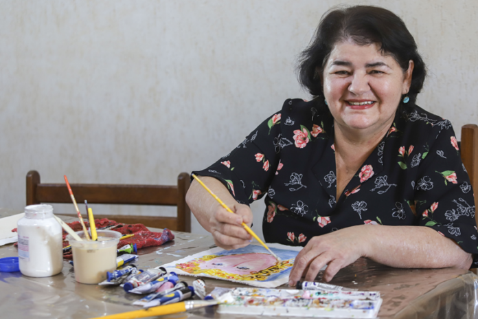 Aposentadas da Prefeitura de Curitiba descobrem talentos em aulas de desenho e pintura