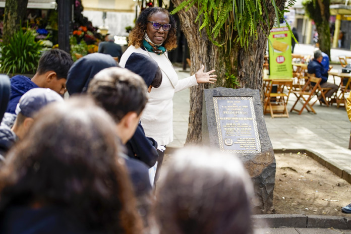 Rota Afro Curitibana leva alunos para conhecer história negra do Centro de Curitiba