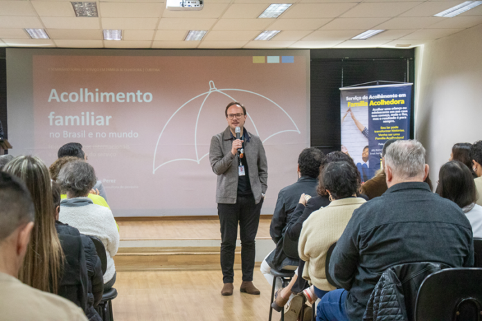 Curitiba debate como ampliar acolhimento de crianças em famílias