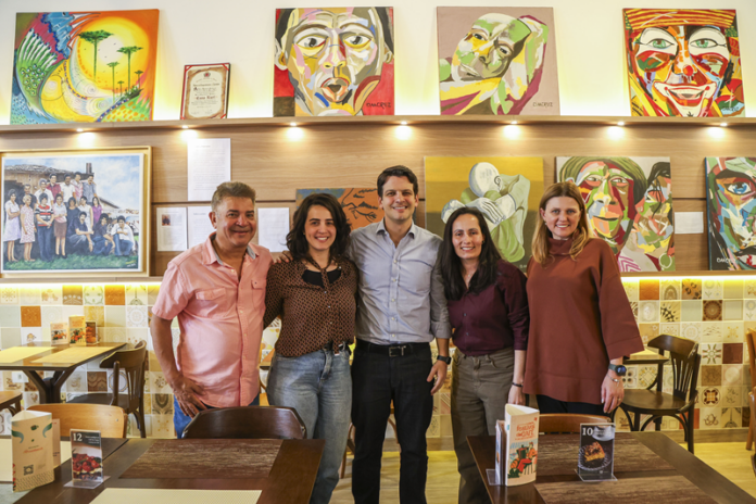 Prefeito visita restaurante e hotel históricos no Centro de Curitiba