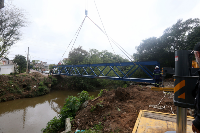 Passarela sobre Rio Barigui é instalada no Campina do Siqueira, conclusão em 30 dias