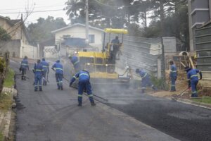 Pilarzinho ganha asfalto após 42 anos, três ruas recebem pavimento novo