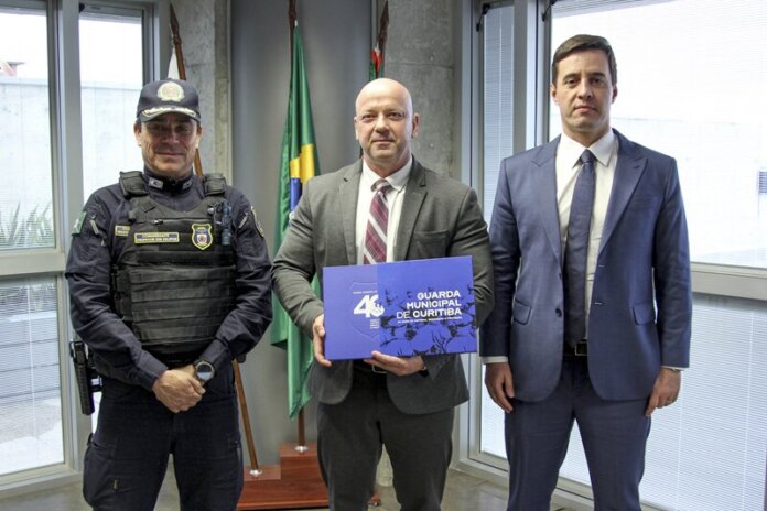 Guarda Municipal de Curitiba completa 40 anos e entrega livro comemorativo a instituições