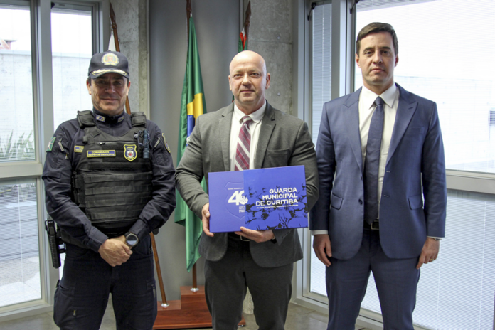 Guarda Municipal de Curitiba completa 40 anos e entrega livro comemorativo a instituições