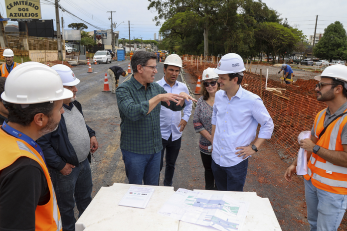 Curitiba avança em obras de mobilidade em três bairros, passarela sobre Barigui sai em 30 dias