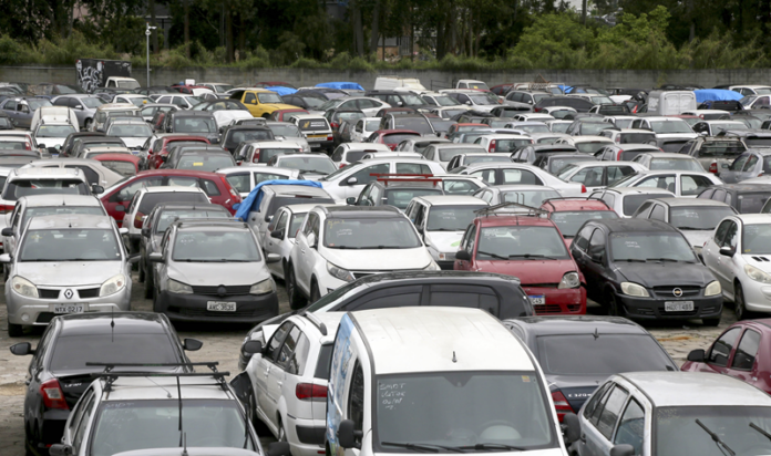 Curitiba leiloa 14 veículos apreendidos em trânsito, disputa começa segunda às 9h