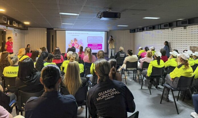 Curitiba promove palestra sobre câncer de mama para servidoras da segurança pública