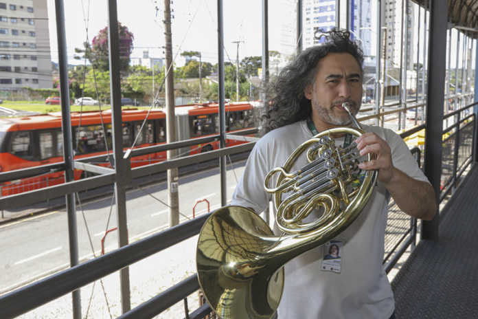 Moisés divide o dia entre emprego, música e capoeira em Curitiba
