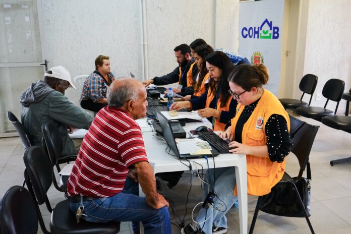 Curitiba inicia cadastro de 70 famílias para regularizar imóveis no Cajuru