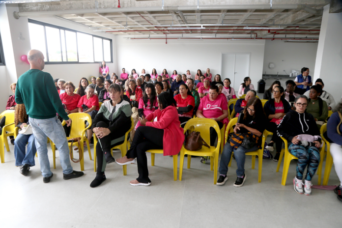 Curitiba encerra Outubro Rosa com orientações sobre câncer de mama e colo do útero