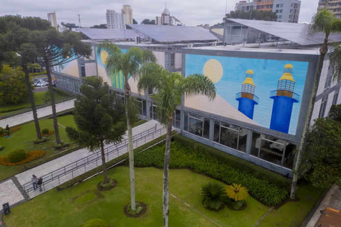 Professores têm até segunda (3) para se inscrever em 1.443 vagas temporárias em Curitiba