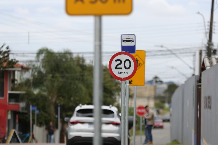 Paraná entrega 33 mil placas de trânsito a 167 municípios