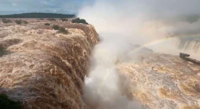 Cataratas do Iguaçu têm vazão dez vezes acima do normal, parque segue aberto