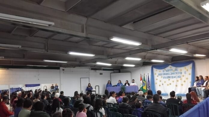 Escola Terezinha homenageia estudantes destaques em noite de reconhecimento em Palmas