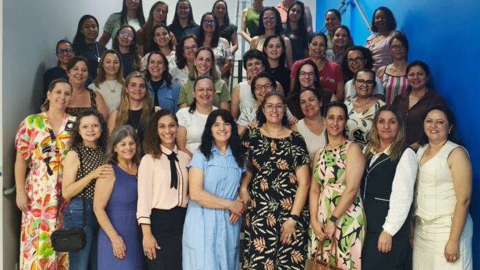 Umuarama apresenta projetos de alfabetização em seminário regional