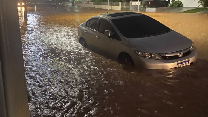 Paraná em alerta vermelho: chuva extrema, vento e granizo na sexta-feira
