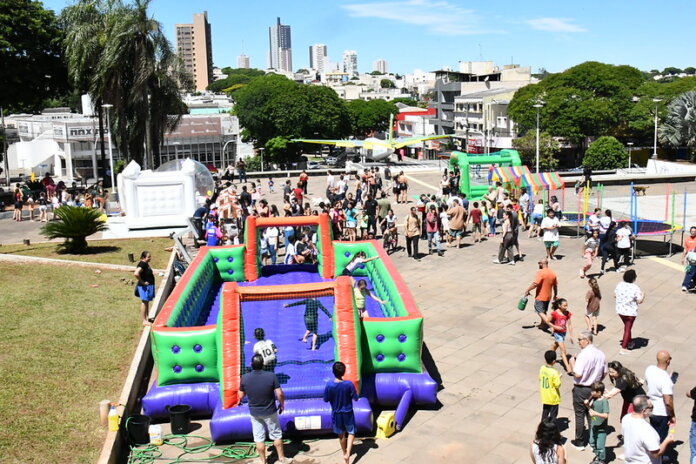 Praça Santos Dumont ganha parquinho temático em formato de avião