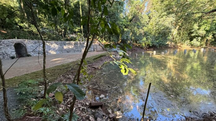 Maringá: duas nascentes aparecem no lago da gruta do Parque do Ingá