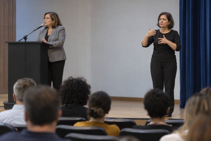 Foz do Iguaçu aprova lei para melhorar visualização de intérprete de Libras em eventos