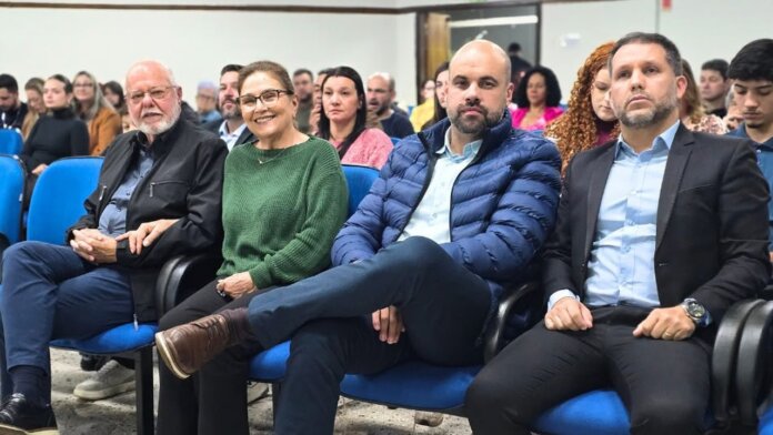 20 jovens concluem cursos de tecnologia e música em Rolândia; conheça os programas