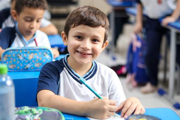 Maringá distribui 969 carteiras novas em escolas e creches