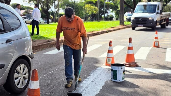 Rolândia adapta cruzamento da Avenida Ayrton Rodrigues com sinalização e novos semáforos