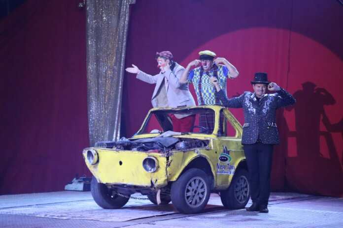 Cascavel leva 500 alunos ao Circo Torricelli para apresentação especial