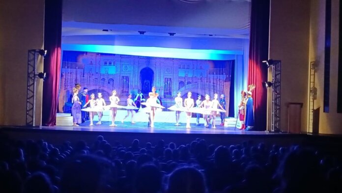 Alunos de União da Vitória assistem Bela Adormecida no Cine Teatro Luz