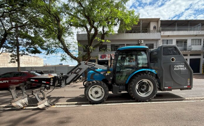 Maringá usa capina elétrica para controlar mato em avenidas