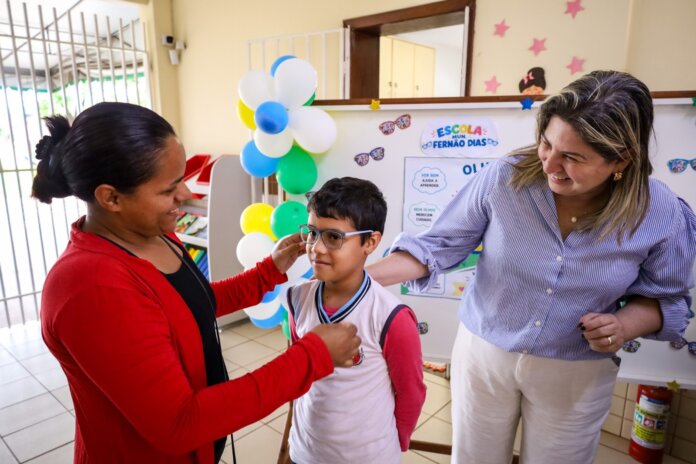 Maringá entrega óculos a 22 alunos da rede municipal após avaliação oftalmológica