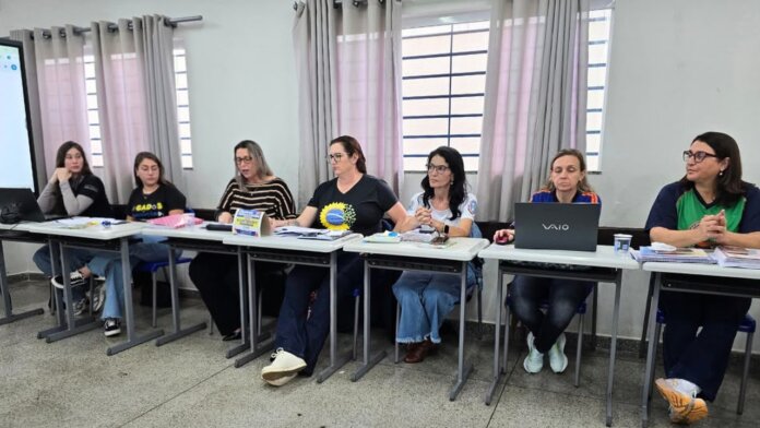 Rolândia reúne gestores de escolas para compartilhar práticas de alfabetização
